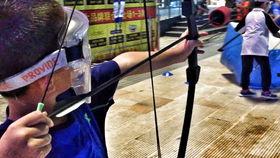 成人玩弓箭的视频