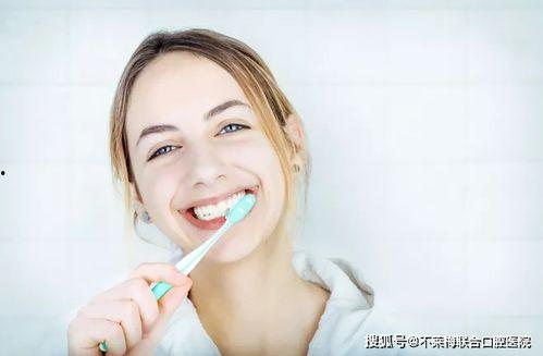 成人刷牙特写视频