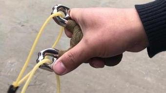 简易成人弹弓视频大全,简易成人弹弓制作与玩法全解析